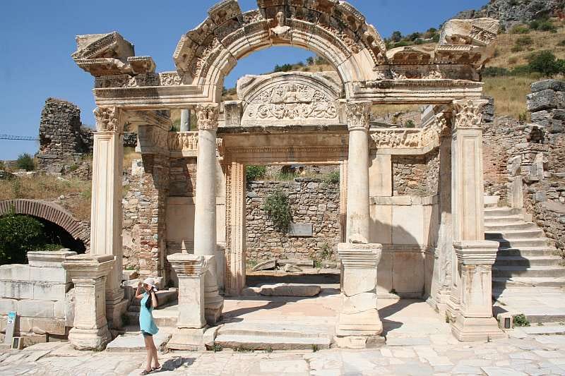 Ephesus: Small Group Tour for Cruise Passengers - Selçuk lunch and the carpet demonstration village: worth it, with one caveat